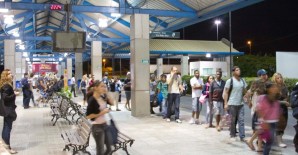 Além de ter que pegar vários ônibus para chegar a um destino, povo tem que esperar em longas filas nos terminais Imagem