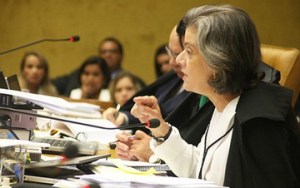 A Ministra Cármem Lúcia, durante sessão que julgou e absolveu o ex-presidente Collor