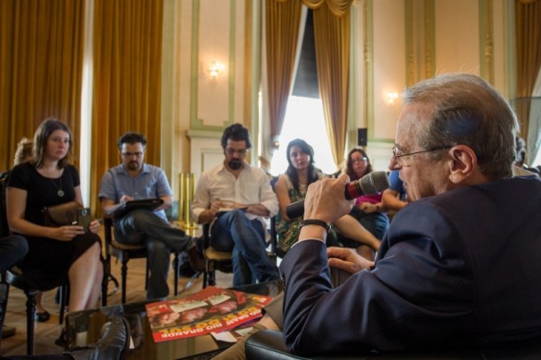 Tarso Genro: "Eu não acredito no caminho das reformas ortodoxas neoliberais. Toda vez que um governo adota esse caminho e fala que vai reduzir despesas públicas, nós sabemos que vai arder no lombo dos de baixo"