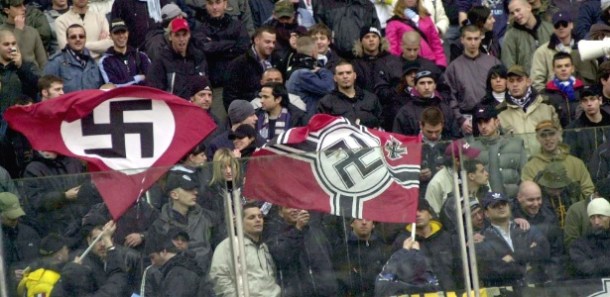 Bandeiras nazistas em meio a torcida de futebol 