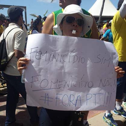 Mulher defendendo feminicídio - Ódio e burrice subserviente no movimento golpista