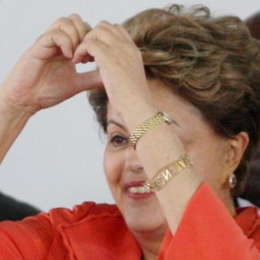 #AceitaDilmaVez em apoio a  Presidenta Dilma Rousseff lidera Trending Topics deste domingo&nbsp;(12/04/2015).