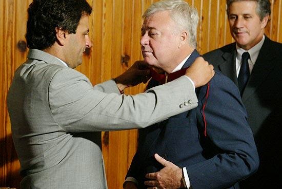 Aécio Neves condecorando Ricardo Teixeira com a maior honraria do Estado de MG