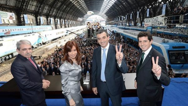 MIENTRAS EL RÉGIMEN ESPAÑOL PRIVATIZA, ARGENTINA RECUPERA SERVICIOS PÚBLICOS