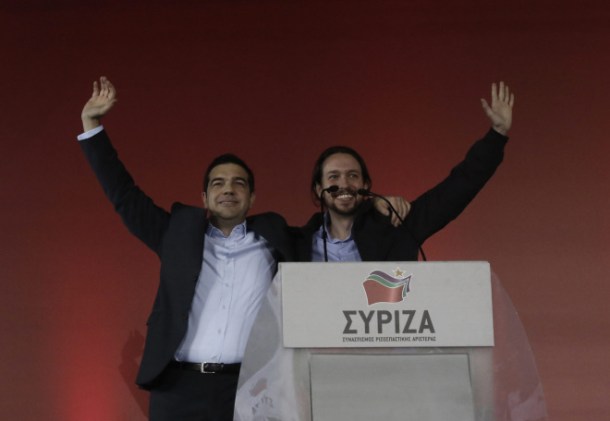 ATH04. ATENAS (GRECIA), 22/01/2015.- El líder de Syriza, Alexis Tsipras, acompañado del líder del partido político español Podemos, Pablo Iglesias (d), saluda a sus seguidores hoy, jueves 22 de enero de 2015, en el mitin final de su campaña en Atenas (Grecia). Tsipras pidió el respaldo del electorado para asegurarse la mayoría absoluta en las elecciones del próximo domingo y devolver así a Grecia 