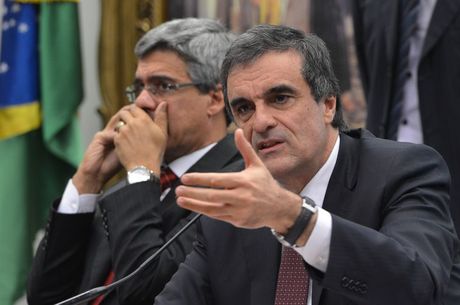 O ministro da Justiça, José Eduardo Cardozo, depõe na reunião da Comissão Parlamentar de Inquérito 