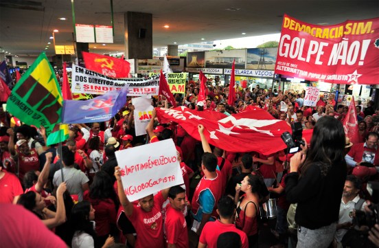 Brasília- DF- Brasil- 13/03/2015- Manifestação pelos direitos dos trabalhadores, em defesa da Petrobras, da democracia e da Reforma Política, na rodoviária do Plano Piloto em Brasília. Foto: Laycer Tomaz/ Câmara dos Deputados