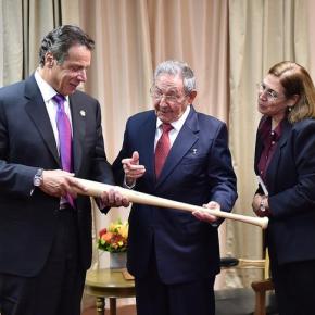 Raúl Castro habla de negocios con el gobernador de&nbsp;NY