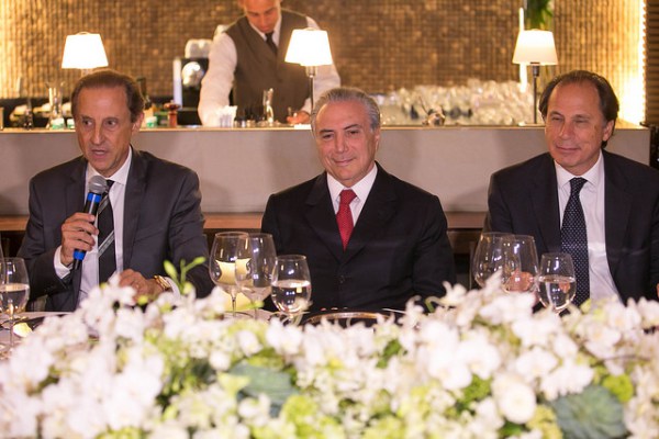 A luta de Classes se evidencia. Acabou a cooperação de Classes. Ou os trabalhadores e o povo resistem ou o empresariado retrógrado banca um golpe paraguaio