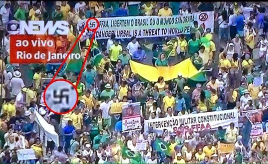 Suástica no meio dos neonazista e fascistas golpistas