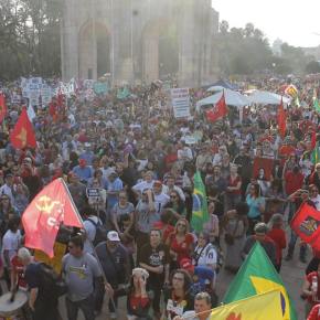 Milhares participam de Manifestação em Defesa da Democracia e contra Temer  em Porto&nbsp;Alegre