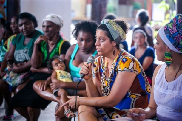 A arte-educadora Surama Caggiano, do festival Afreaka, fala durante roda-de-prosa no XVI Encontro de Culturas. Foto: Bruna Brandão