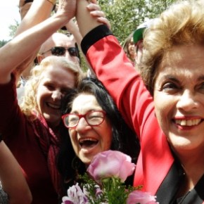 Dilma vota em Porto Alegre e é ovacionada pelo povo enquanto Temer fura fila e se&nbsp;esconde