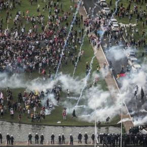 Com cavalos,bombas e muita violência, polícia de Temer reprime juventude em&nbsp;Brasília