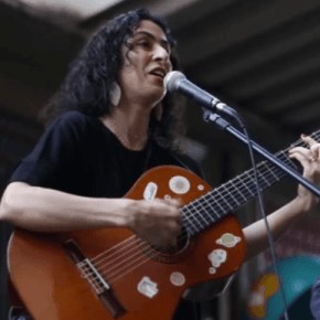 Marisa Monte canta em colégio ocupado contra a PEC 55 . Assista o&nbsp;vídeo