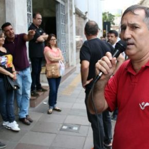 Contra a venda do BANRISUL, Sindicato faz manifestação de alerta a bancários em frente a sede do&nbsp;Banco