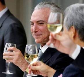 Enquanto o Brasil estava de luto, Temer comemorava a PEC com vinhos e&nbsp;charuto