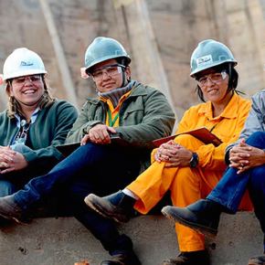 Mulheres trabalham cinco horas a mais e ganham 76% do salário dos&nbsp;homens