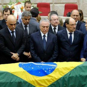 Nunca antes, uma foto mostrou tão claramente o que significa “Caras de&nbsp;pau”