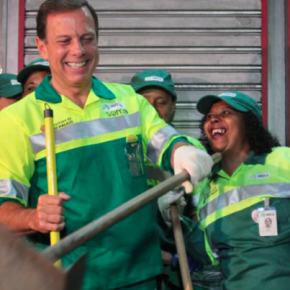 Fantasiado de gari, Doria “trabalhador” começa seu show para os trouxas que o&nbsp;elegeram