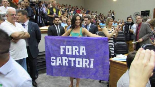 Vereadora Fernanda Melchionna (PSOL) abriu faixa com os dizeres “Fora Sartori” ao ser empossada neste domingo na Câmara Municipal de Porto Alegre. (Foto: Reprodução/Facebook)