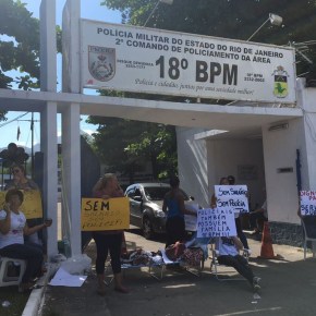 Mulheres de PMs do Rio protestam em frente ao Batalhão de&nbsp;Choque