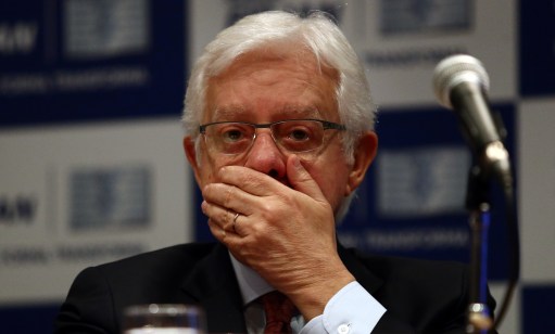 O secretário do Programa de Parceria de Investimentos do governo, Moreira Franco, ao lado do Presidente da FIRJAN, Eduardo Eugenio Gouvêa Vieira, no auditório da sede da Firjan no centro da cidade do Rio de Janeiro, para participar do seminário "Infrae