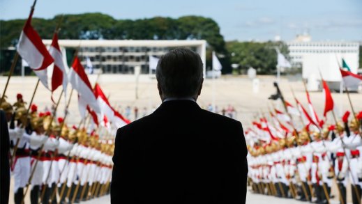 Verdadeiros-desastres-na-vida-das-pessoas-são-vendidos-como-reformas-necessárias