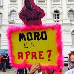 Em meio aos manifestantes em Curitiba, uma placa faz uma pergunta&nbsp;instigante