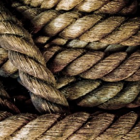 VIOLÊNCIA, LUCROS E DESIGUALDADE: Um retrato das políticas de combate ao uso de&nbsp;drogas.