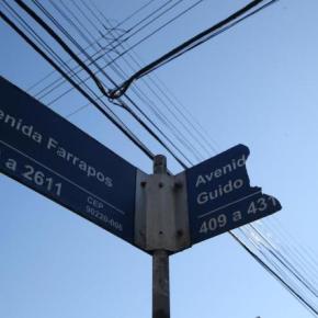 Enquanto o “alcaide” tecla em redes sociais, ruas de Porto Alegre já não tem mais nem placas&nbsp;indicadoras