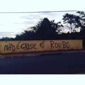 Os muros também falam: Não é crise.É&nbsp;roubo!