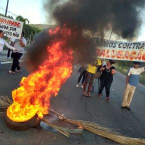 VÍDEO:POVO DA LOMBA DO PINHEIRO FAZ PROTESTO CONTRA MÁ GESTÃO DE&nbsp;MARCHEZAN