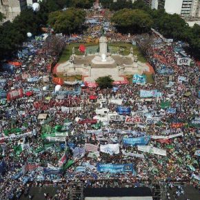 Trabalhadores nas ruas de Buenos Aires contra a Reforma da Previdenciária e trabalhista e contra o entreguista&nbsp;Macri