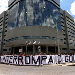 Vídeo Ao Vivo, manifestação da Juventude em frente ao TRF 4 nesta 2ª feira. Esquenta para o&nbsp;#OcupaTRF4