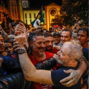 Cena histórica em Chapecó: Lula passa por agressores protegido por cordão&nbsp;popular