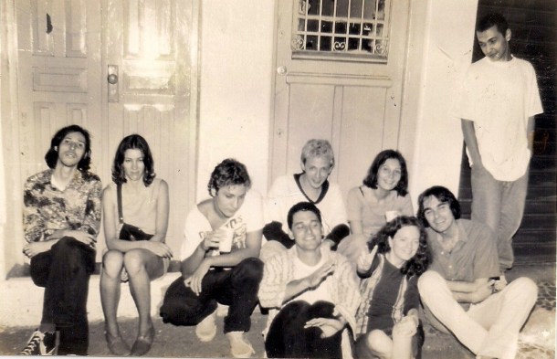  Garagem Hermética, nos bons tempos: da esq. para a dir.: Marco Butcher,&nbsp;Vanessa Watkins, Marcelo Bueno, Eduardo Normann e Mariana Kircher, com Luciano Menezes (de pé); na fila debaixo, Tisko, Paola Oliveira e Flávio Basso, o Júpiter Maçã (Foto/ Marco William Farinon) 