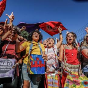 Lula se emociona com cartas e consegue ouvir manifestações de apoio do lado de fora da prisão 