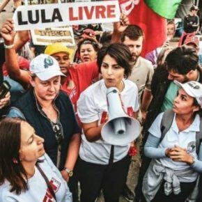 Manuela D’Ávila visita Vigília Lula Livre em&nbsp;Curitiba