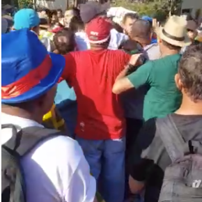 Ação pacifica da Segurança da vigília #LulaLivre evita linchamento de fascista tresloucado&nbsp;(Vídeo)