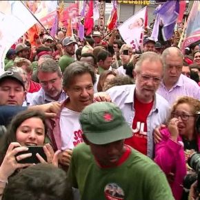 Vai perguntar pro Mourão se ele abre mão do 13º dele, diz Haddad em Porto&nbsp;Alegre