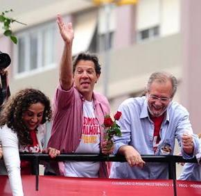 “Alguns preferem dar revólver e relho, nós vamos dar giz e livro”, diz Haddad em&nbsp;Canoas