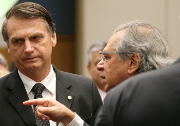 Candidato do PSL à Presidência, Jair Bolsonaro, conversa com economista Paulo Guedes durante evento no Rio de Janeiro
