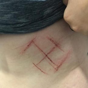 Mulher é agredida por usar camiseta com a expressão&nbsp;#EleNão