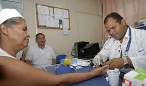 Jornal francês pergunta: Com saída de médicos cubanos, quem cuidará dos pobres no&nbsp;Brasil?