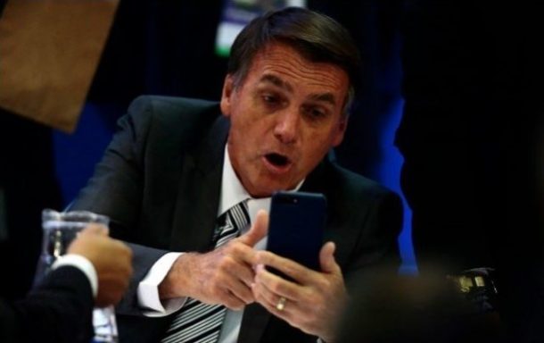Bolsonaro-vendo-o-Celular-640x403