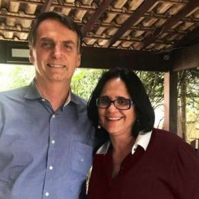 Antes mesmo de ser nomeada Ministra, Damares Alves é flagrada usufruindo de dinheiro público.Hipocrisia pouca é&nbsp;bobagem!