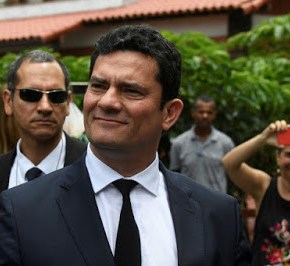 Moro tem solução para caso do cheque para mulher de Bolsonaro. Vai demitir presidente do Coaf, que denunciou&nbsp;tudo