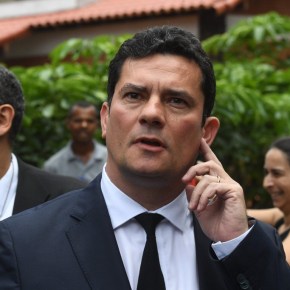 Flavio Bolsonaro e Queiroz deixam Juiz Moro mais sujo que pau de&nbsp;galinheiro