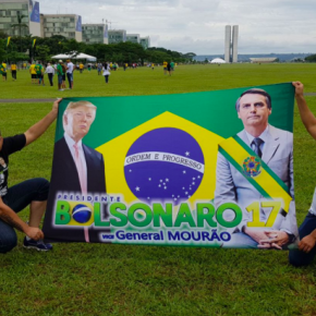 Brasil acima de tudo?? Em Brasília, “Patriotas” carregam faixa que homenageia Donald&nbsp;Trump